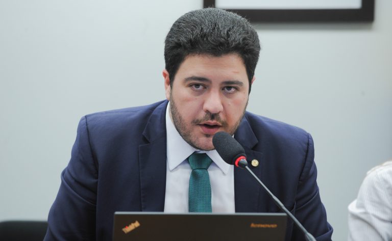 Comissão aprova afixar códigos QR em locais públicos para acesso a serviços