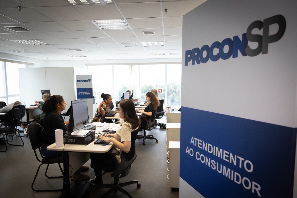 Procon-SP faz audiência pública sobre impactos da fusão entre a Azul e a Gol aos consumidores
