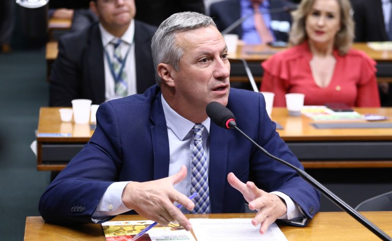 Comissão aprova projeto que cria marco legal para combater milícia privada