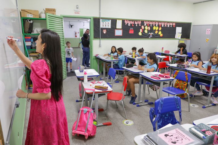 Comissão especial do PNE discute formação e valorização dos profissionais da educação básica
