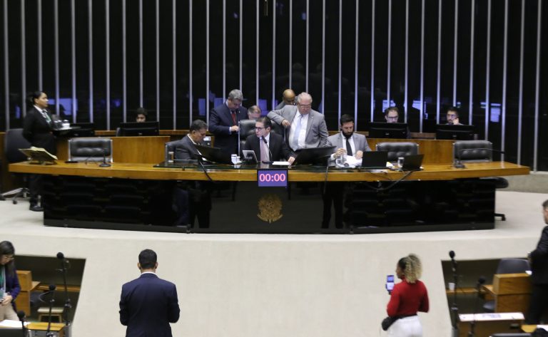 Oposição rebate campanha contra o Congresso nas redes sociais; governistas criticam desigualdade social