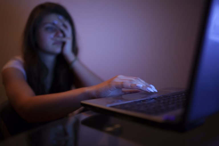 Balanço do semestre: projeto aprovado criminaliza produção de 'deepnude' com inteligência artificial