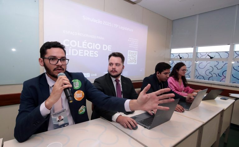 Projeto Politeia, experiência prática de universitários como deputados, termina nesta sexta-feira