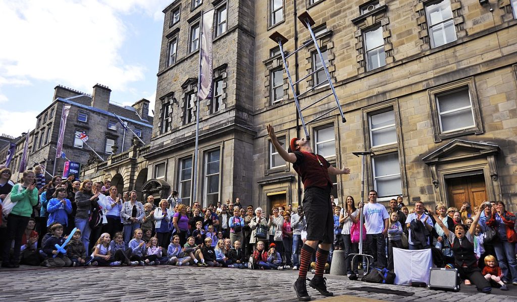 Seis grupos de SP levam brasilidades ao festival escocês Fringe, o maior do mundo em artes cênicas