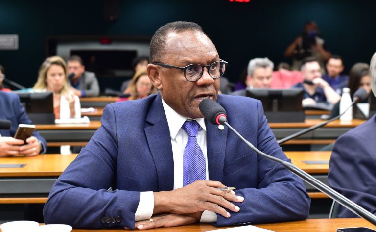 Comissão aprova projeto que obriga operadoras a fornecer à polícia dados sobre celulares irregulares