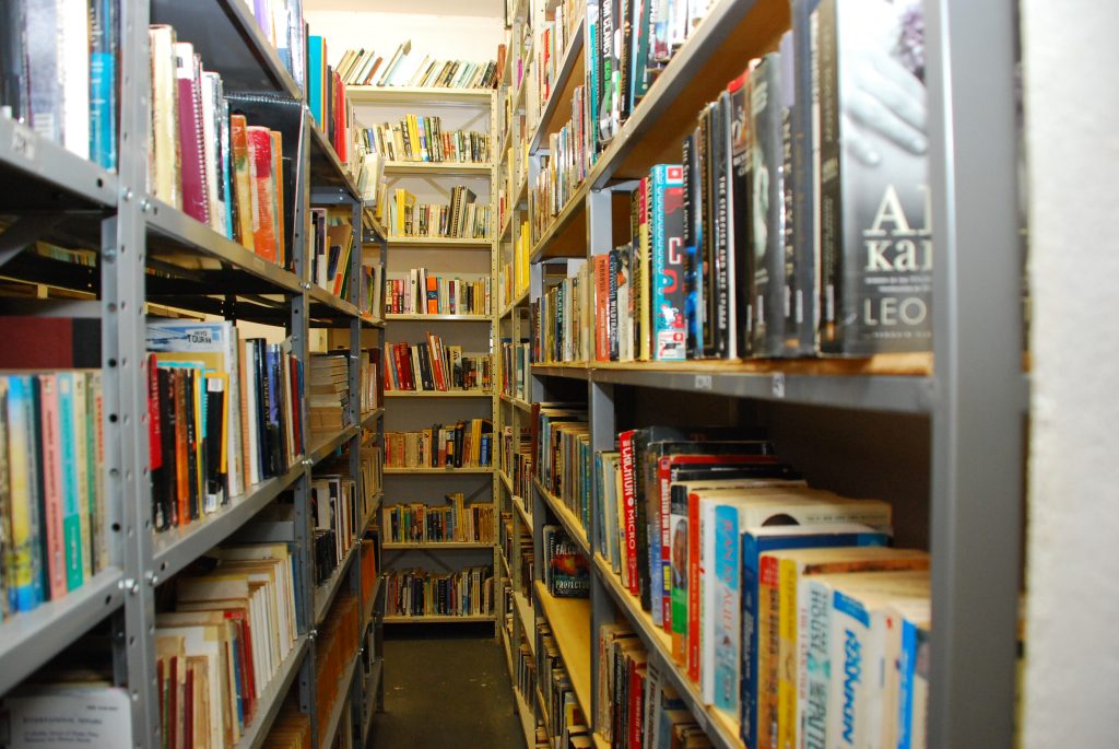 Qual o impacto da IA na produção literária e no mercado editorial? Veja previsões de especialistas da USP