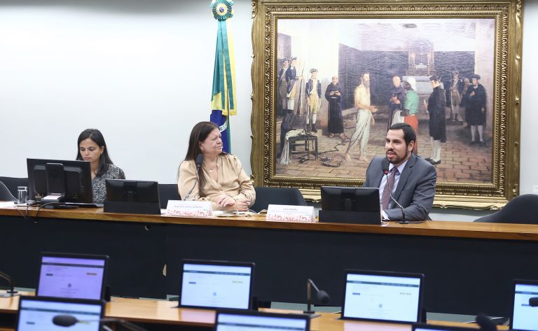 Parlamentares e especialistas divergem sobre a revogação da Lei da Alienação Parental