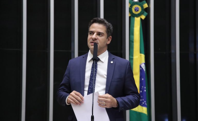 Câmara aprova projeto que criminaliza exercício ilegal da profissão de médico veterinário