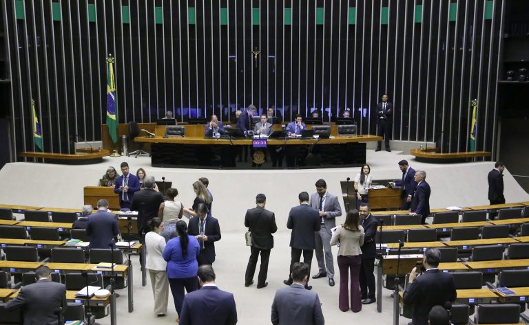 Deputados analisam projeto que regulamenta cobrança de tributo para serviços de streaming; acompanhe