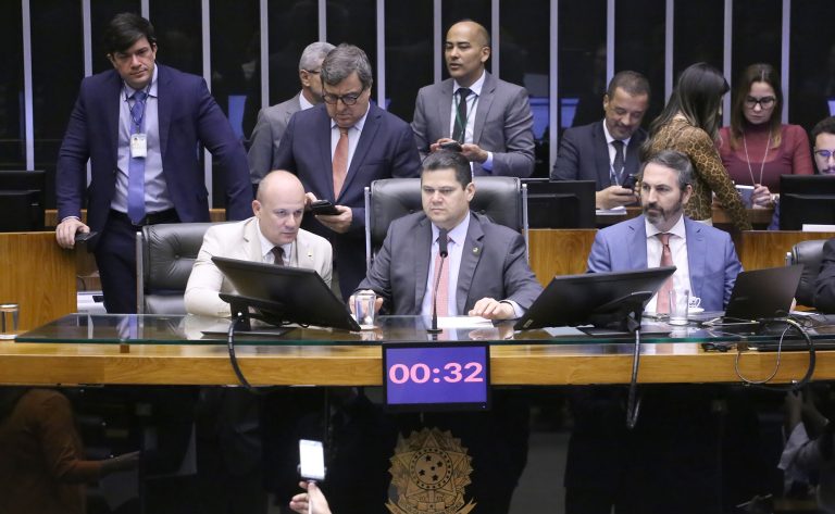 Congresso derruba vetos a projetos sobre habilitação de condutores e isenção de taxas para Embrapa