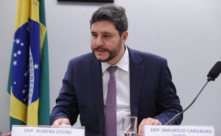 Comissão aprova uso de recursos do salário-educação para compra de uniformes e merenda