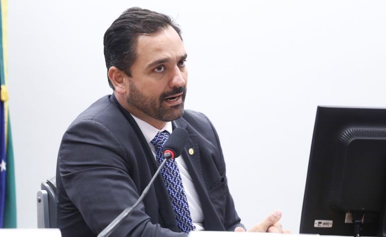 Comissão aprova multa para motorista que não reduz velocidade em caso de atendimento médico ou obra na pista