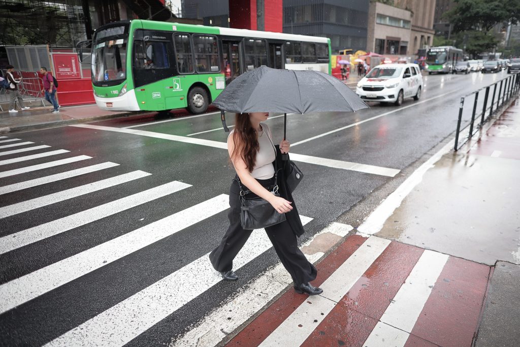 Primeiro dia de pré-Carnaval deve ser abafado e com chuvas isoladas, alerta Defesa Civil de SP