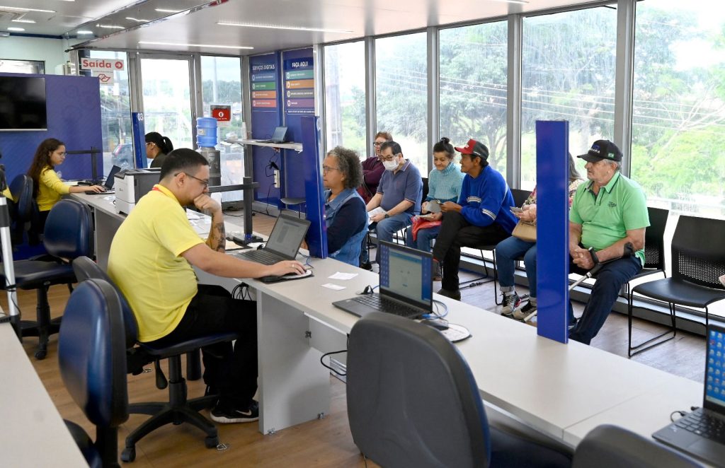 Governo de SP leva unidade móvel do Poupatempo para reforçar atendimento à população de Peruíbe