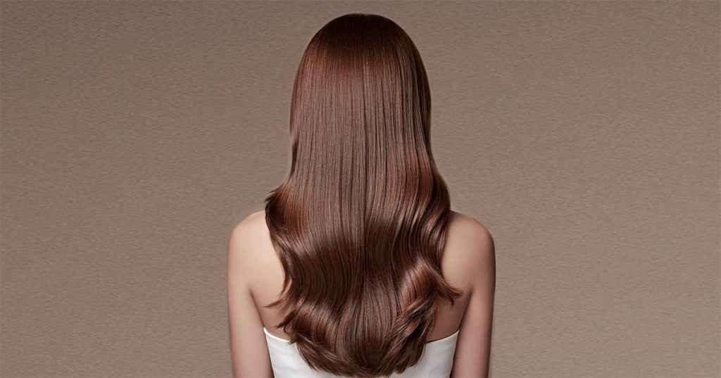 Microscópio eletrônico da USP mostra danos estruturais ao cabelo após descoloração, alisamento e calor