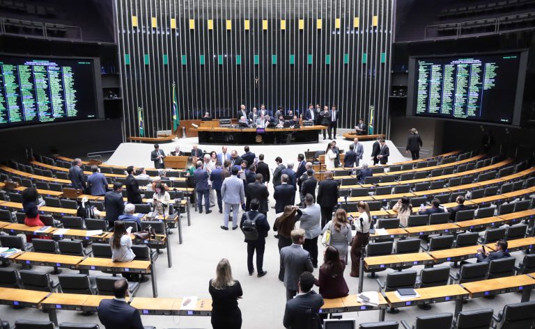 Câmara aprova regime de urgência para 18 projetos