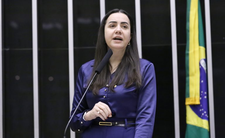 Comissão aprova proibição de taxa extra para aluno com dislexia ou TDAH em escola privada