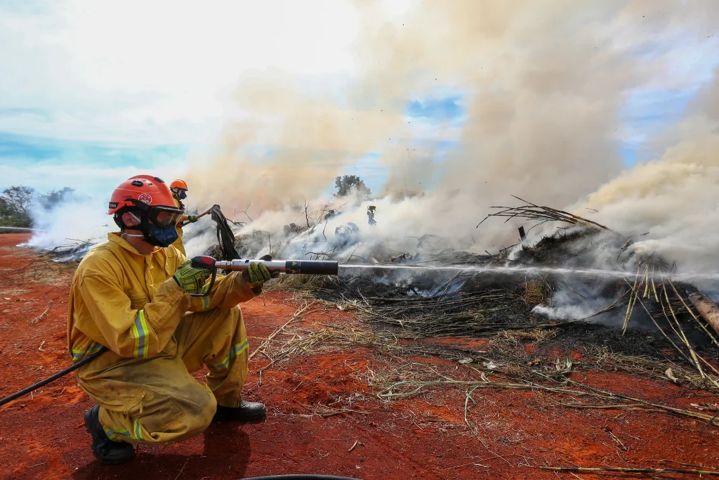 Defesa Civil emite alerta de emergência para incêndios no interior de SP durante o feriado