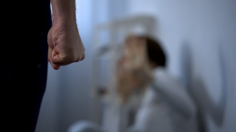 Projeto estabelece regras para cobertura jornalística de violência contra a mulher