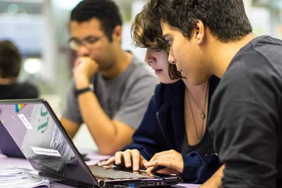 Dia do Estudante: mais de 1,2 milhão de vagas em cursos gratuitos estão com inscrições abertas