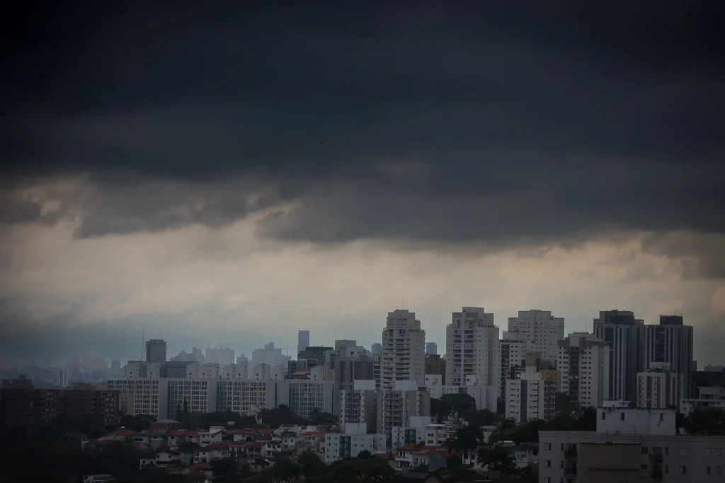 Defesa Civil emite 75 alertas durante temporal e envia ajuda humanitária a municípios afetados