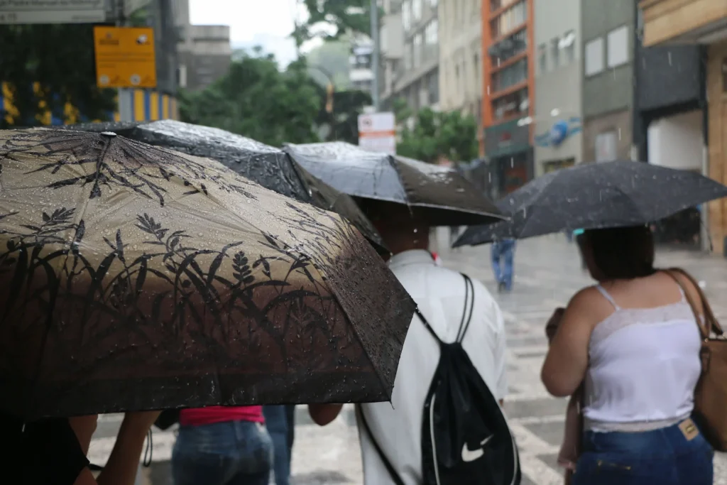 Defesa Civil alerta para chuva forte entre quarta (9) e quinta-feira (10) em diferentes regiões do estado
