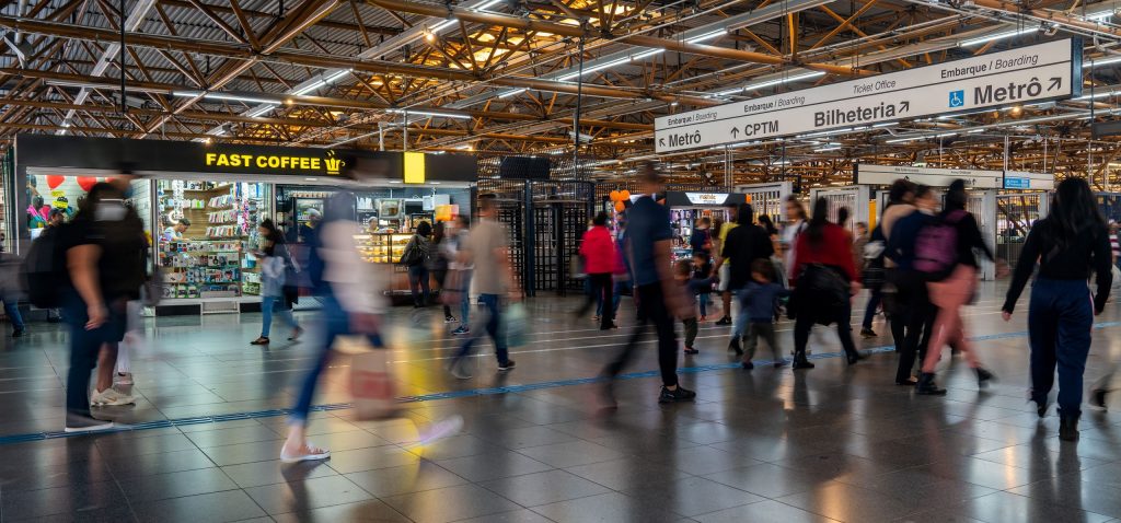Apresentações musicais, brincadeiras, robô gigante e outras atrações gratuitas animam as crianças na Estação Tatuapé do Metrô